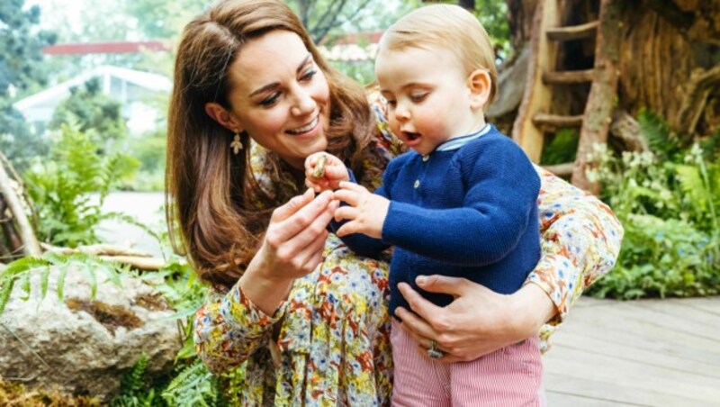 Herzogin Kate mit ihrem Jüngsten, Prinz Louis, in ihrem Waldgarten (Bild: AP)