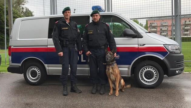 Diensthundeführer Gruppeninspektor Karl Haring und Revierinspektor Leopold Stöger mit Diensthund Beik (Bild: LPD Steiermark)