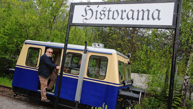 Johannes „Jonny“ Lebitsch bei der Historama-Station in Ferlach: Der Nostalgiebahnen-Verein kümmert sich um historische Fahrzeuge. (Bild: Evelyn HronekKamerawerk)