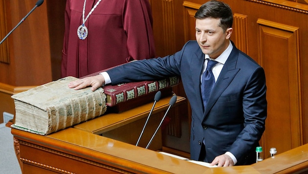 Wolodymyr Selenskyj schwört auf die Verfassung des Landes, ein Präsident aller Ukrainer zu sein. (Bild: AP)