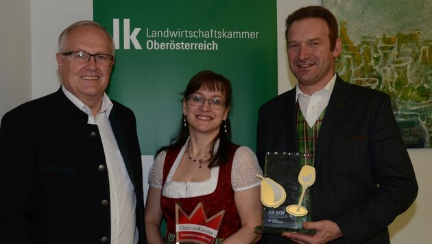 Franz Reisecker, Landwirtschaftskammer-Präsident und Christine und Andreas Moser, prämierte bäuerliche „Direktvermarkter“ aus Mitterkirchen. (Bild: LKOÖ)