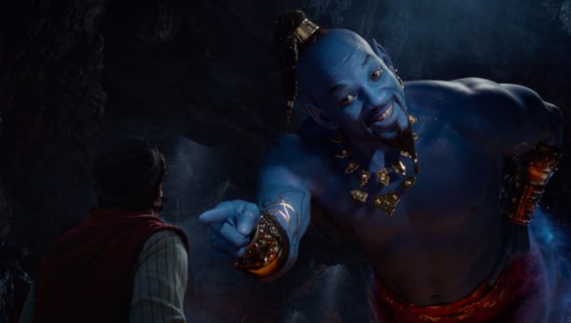 Aladdin (Mena Massoud) trifft den überlebensgroßen blauen Dschinni (Will Smith). (Bild: Walt Disney Studios)