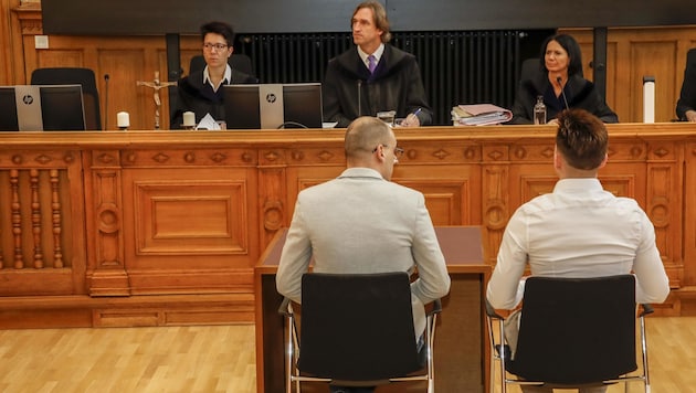 Die beiden Angeklagten vor dem Richter-Senat des Landesgerichtes Salzburg (Bild: Tschepp Markus)