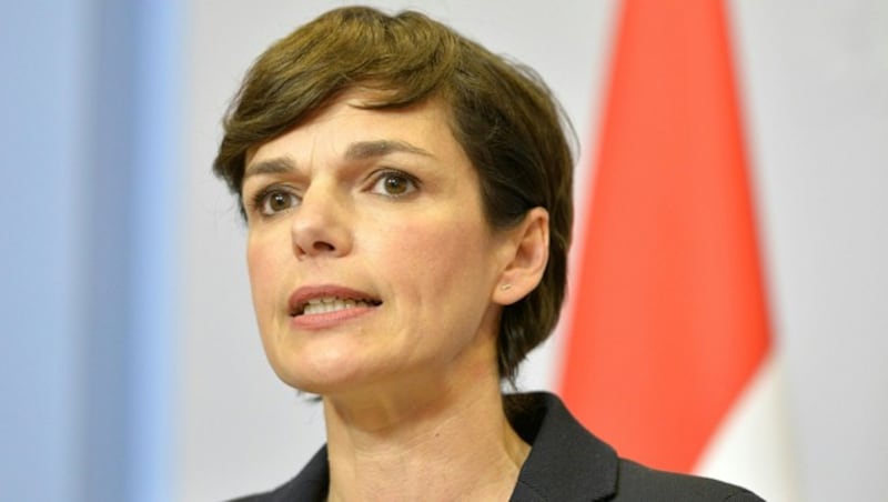 SPÖ-Chefin Rendi-Wagner fordert so rasch wie möglich eine handlungsfähige Regierung - und das sei ihrer Ansicht nach nur mit einem kompletten Expertenkabinett möglich. (Bild: APA/HERBERT NEUBAUER)