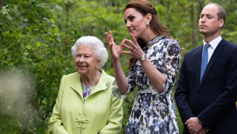 Herzogin Kate führte Queen Elizabeth durch ihren Naturgarten. (Bild: AP)