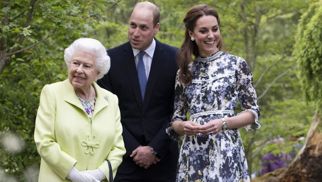 Queen Elizabeth mit Prinz William und Herzogin Kate (Bild: AP)
