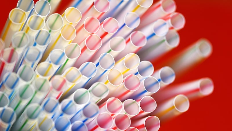 Plastic straws are now largely a thing of the past. (Bild: APA/dpa/Ralf Hirschberger)