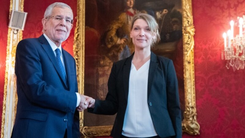 Bundespräsident Alexander Van der Bellen und Jetzt-Obfrau Maria Stern (Bild: APA/GEORG HOCHMUTH)