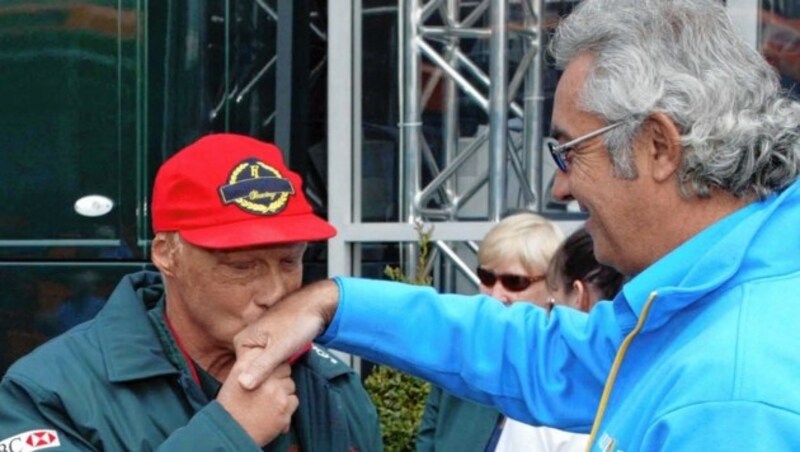 Niki Lauda mit Handkuss für Flavio Briatore (Bild: Sepp Pail)