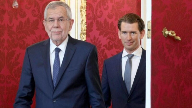 Bundespräsident Alexander Van der Bellen und Bundeskanzler Sebastian Kurz in der Hofburg (Bild: APA/GEORG HOCHMUTH)