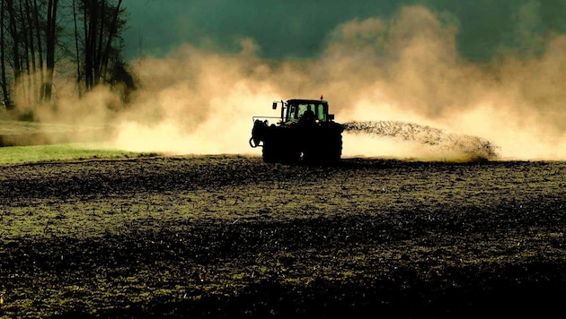 Unterwegs mit dem Güllefass: Die Hauptquelle für die Ammoniakemissionen ist mit 96% im Jahr 2020 in Oberösterreich die Landwirtschaft. (Bild: Sepp Pail)