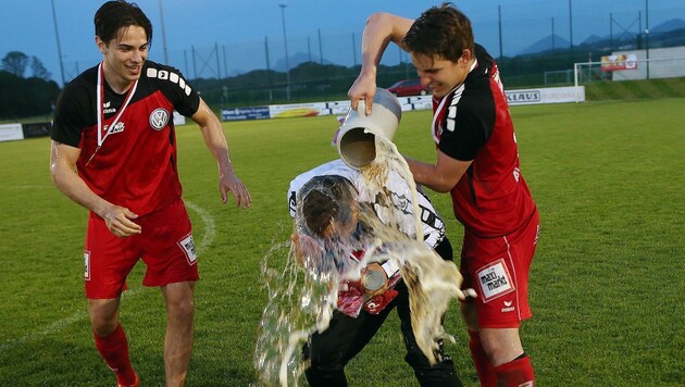 Bierdusche für Tom Hofer beim letzten Pokal-Gewinn 2016 (Bild: Krug Daniel)