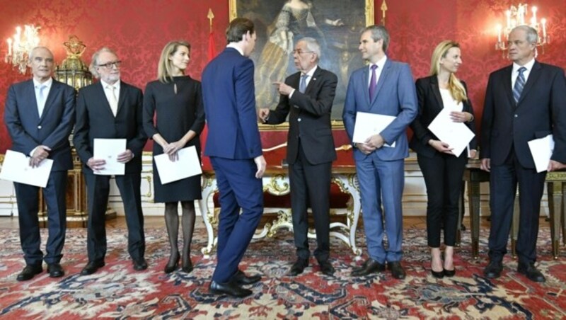 Eckart Ratz (Innenministerium), Walter Pöltner (Sozialministerium), Valerie Hackl (Infrastrukturministerium), Bundeskanzler Sebastian Kurz, Bundespräsident Alexander Van der Bellen, Hartwig Löger (Vizekanzler), Juliane Bogner-Strauß Beamten- und Sportministerium) und Johann Luif (Verteidigungsministerium) (Bild: APA/HERBERT NEUBAUER)