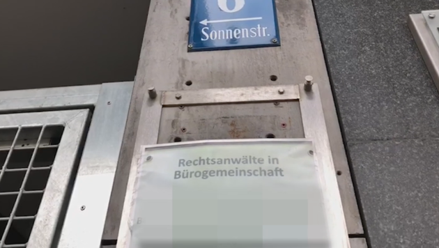 Lokalaugenschein vor dem Büro des Sicherheitsberaters in München (Bild: "Krone")