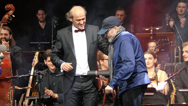 Der Moment, in dem Phil Collins mit dem Ehrendoktorat ausgezeichnet wurde. (Bild: Christian Jauschowetz)
