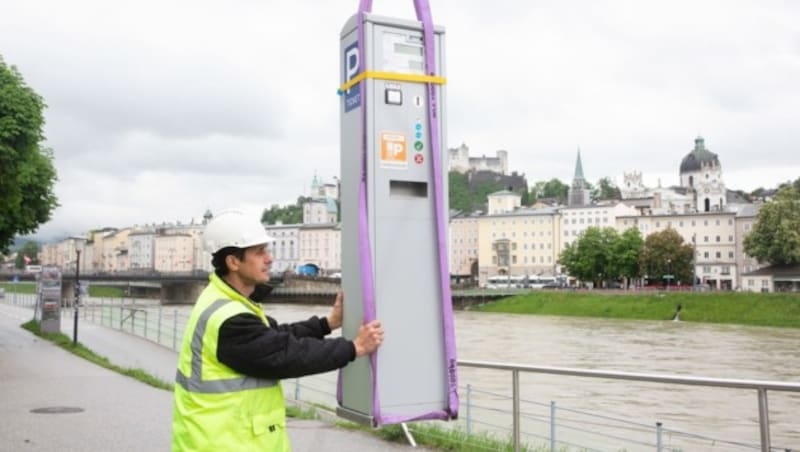 Heute, Donnerstag, wurde der letzte Parkautomat auf seinen Platz gehievt (Bild: Siemens/Neumayr)