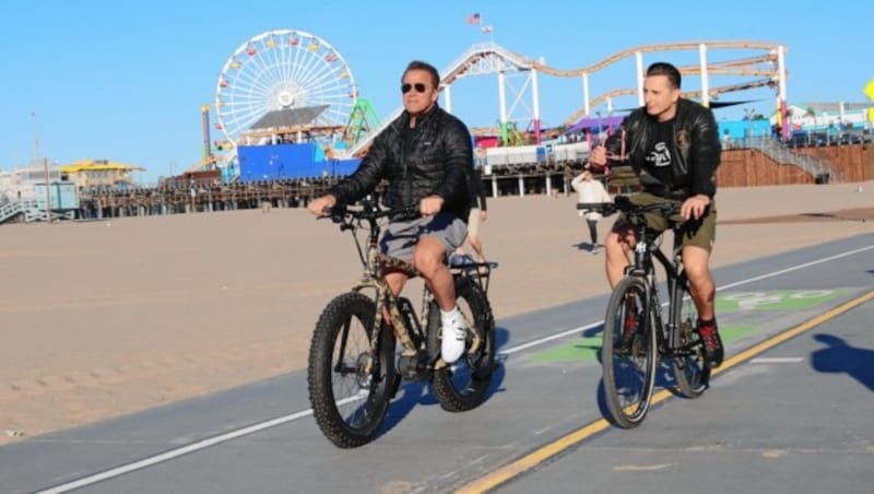 Nach Hanteltraining gab’s Cardiotraining: Arnie und Andi am Venice Beach mit den Radln (Bild: Sepp Pail)