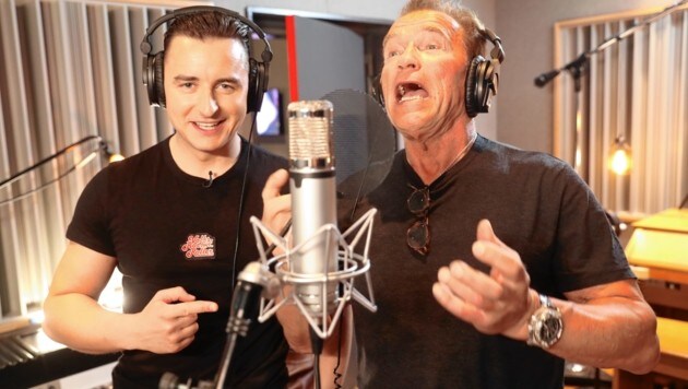 „Pump it up!“ Andreas Gabalier und Arnold Schwarzenegger in den Red-Bull-Studios in Los Angeles, Kalifornien. Gabalier schrieb Arnie einen Motivationssong auf den Leib. (Bild: Sepp Pail)