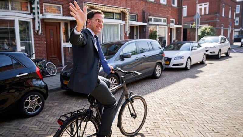 Premierminister Mark Rutte fuhr mit dem Fahrrad zum Wahllokal. (Bild: AP)