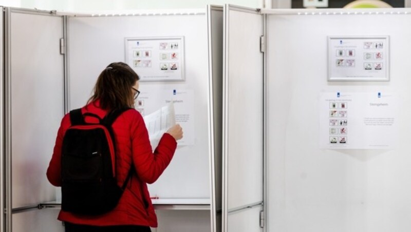 Eine Wählerin in Utrecht studiert den Wahlzettel, bevor sie ihre Stimme abgibt. (Bild: APA/AFP/ANP/Robin van Lonkhuijsen)