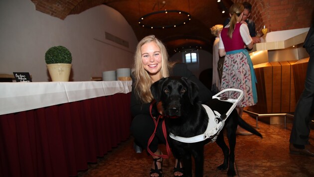 Die sehbehinderte Langläuferin Carina Edlinger mit Partnerhund Riley (Bild: Tröster Andreas)