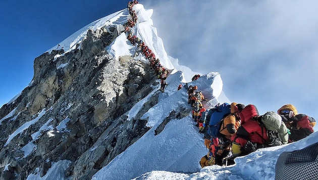 Stau am Dach der Welt: 2019 gab es am Mount Everest mehr als doppelt so viele Todesopfer wie im Jahr davor. (Bild: APA/AFP/Project Possible/Handout)