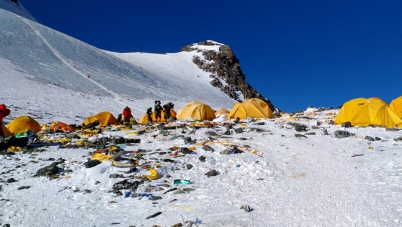 Der „Massentourismus“ am Mount Everest führt nicht nur zu einem Anstieg an Todesfällen, sondern auch zu einer größeren Verschmutzung des „Dachs der Welt“. Im Bild: die Hinterlassenschaften von Bergsteigern in einem Lager (Bild: APA/AFP/Doma SHERPA)