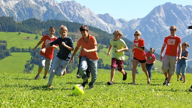 Gemeinsam spielen und toben: Die Campteilnehmer können sich unter Gleichgesinnten gut erholen. (Bild: ÖJRK/Franz Neumayr)