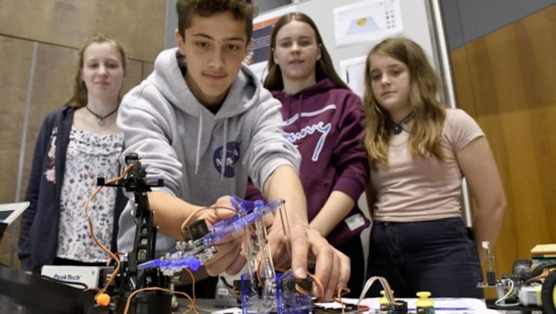 Die Schüler der NMS Clemens Holzmeister aus Landeck mit ihrem Siegerprojekt (Bild: Andreas Fischer)