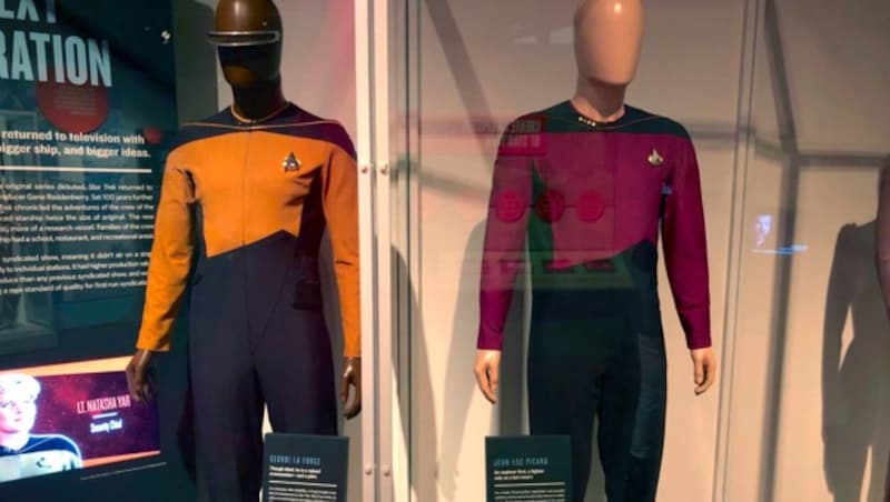 Jean Luc Picards und Geordi La Forges Original-Uniformen werden aktuell in „Star Trek: Exploring New Worlds“ in Dearborn ausgestellt. (Bild: AP)