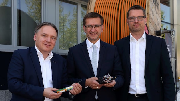 Hans Kühberger, Wirtschaftslandesrat Markus Achleitner und Bernhard Schuster (v.l.) treiben den Glasfaser-Ausbau im Land voran. (Bild: Land OÖ)