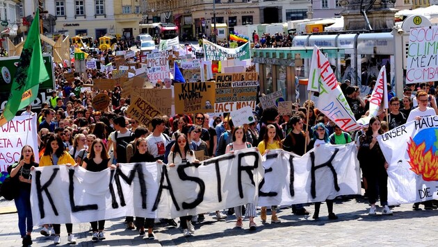 Schüler, Studenten und Klimaschützer aus ganz Oberösterreich beim zweiten weltweiten Klimastreik. (Bild: Horst Einöder)