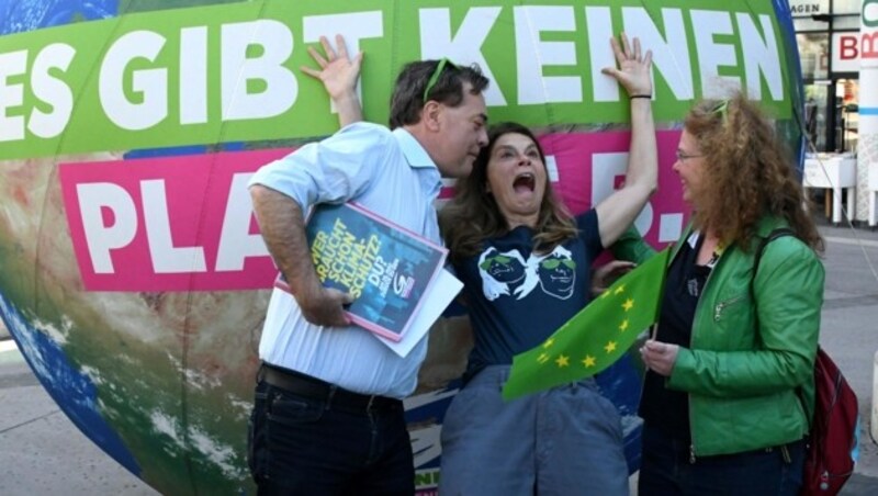 Grünen-Chef Werner Kogler, Sarah Wiener und Monika Vana beim EU-Wahlkampfabschluss der Grünen in Wien (Bild: APA/LUKAS HUTER)