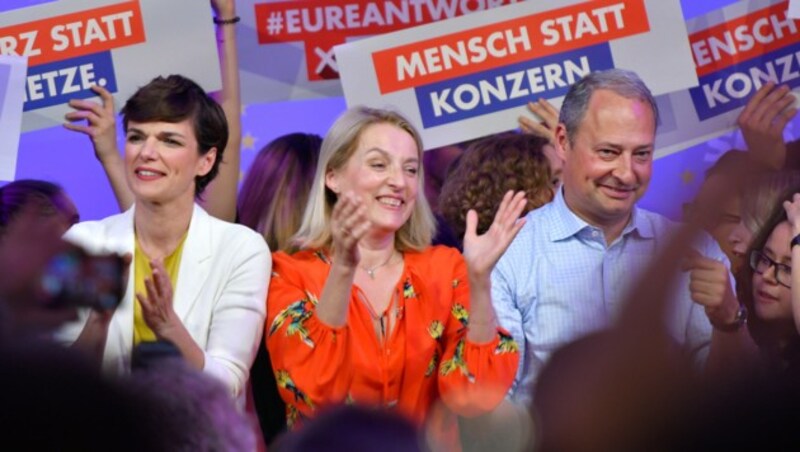 SPÖ-Parteichefin Pamela Rendi-Wagner (l.), Spitzenkandidat Andreas Schieder (r.) und Evelyne Regner im Rahmen des Wahlkampfabschlusses der SPÖ vor der EU-Wahl (Bild: APA/HERBERT NEUBAUER)