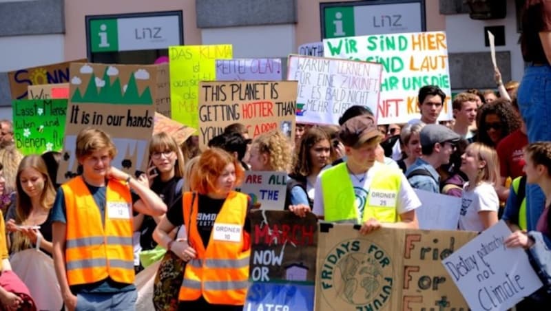 Eine Flut von Slogans bei der Klimaschutz-Demo (Bild: Horst Einöder)