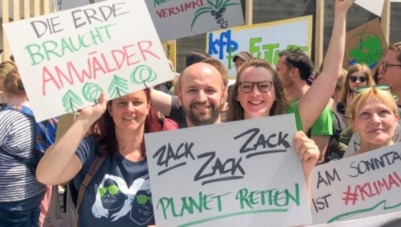 Von links: Ursula Roschger, Severin Mayr, Eva Schobesberger beim Klimastreik in Linz. (Bild: Grüne OÖ)