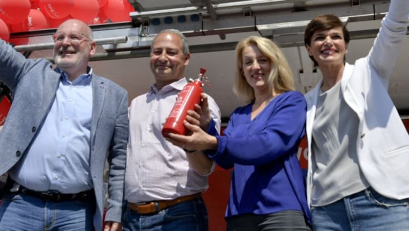 SPE-Spitzenkandidat Frans Timmermans, SPÖ-EU-Spitzenkandidat Andreas Schieder, SPÖ-EU-Kandidatin Evelyn Regner und SPÖ-Chefin Pamela Rendi-Wagner (Bild: APA/HERBERT NEUBAUER)