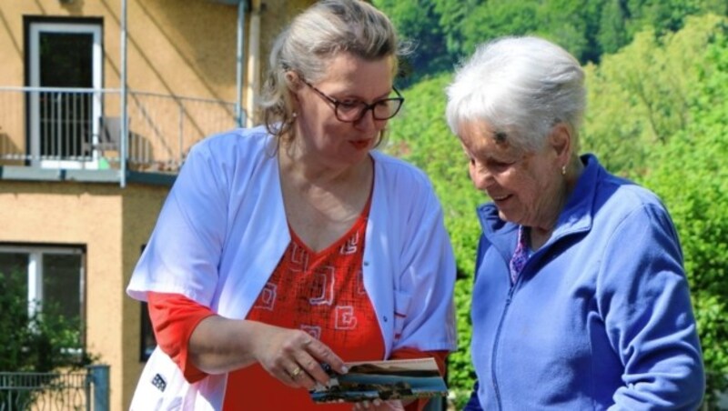 Alltagsbegleiterin Elke Planitzer mit Kundin Theresia Wolf (Bild: Volkshilfe)