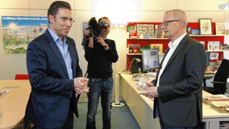 Die „ZiB 2“ bei der „Krone“: Patrick Hibler (li.) und „Krone“-Chefredakteur Klaus Herrmann (Bild: Reinhard Holl)