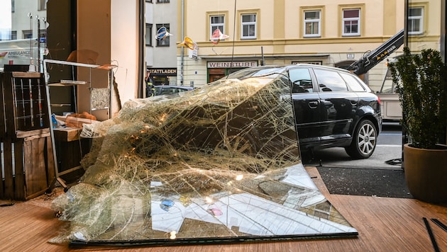 Ein Auto ist in der Leopoldstraße in Innsbruck durch ein Schaufenster in ein Geschäft gekracht. (Bild: APA/LIEBL DANIEL)