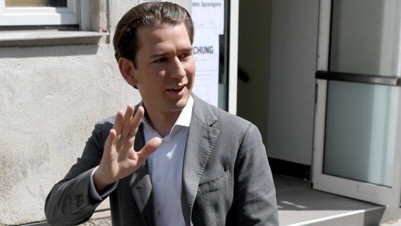 Sebastian Kurz nach der Stimmabgabe (Bild: APA/ROLAND SCHLAGER)