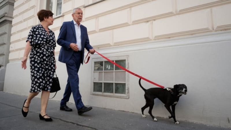 Bundespräsident Alexander Van der Bellen mit Ehefrau Doris Schmidauer und Hund „Juli“ (Bild: APA/BUNDESHEER/PETER LECHNER)