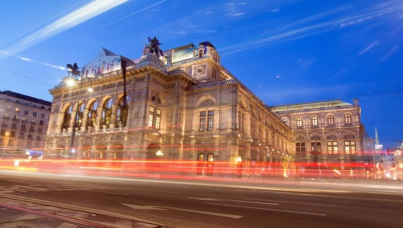 Die Oper bei Nacht (Bild: APA/GEORG HOCHMUTH)