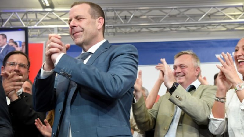 Harald Vilimsky im Wahlzentrum der FPÖ (Bild: APA/ROLAND SCHLAGER)