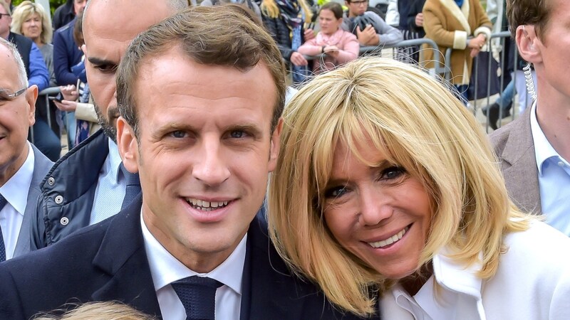 El presidente francés Emmanuel Macron y su esposa Brigitte (Bild: AFP)