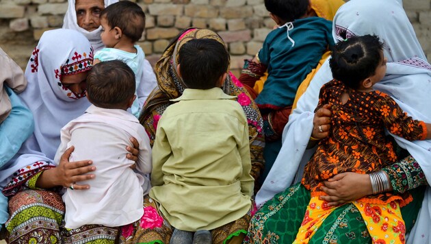 Pakistanische Frauen mit ihren infizierten Kindern (Bild: AFP)
