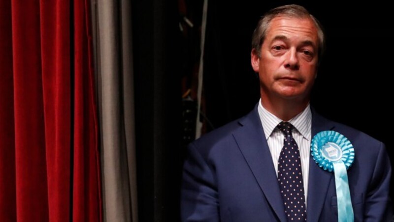 Nigel Farage bei der Verkündung der ersten Wahlergebnisse der Europawahl (Bild: AP)