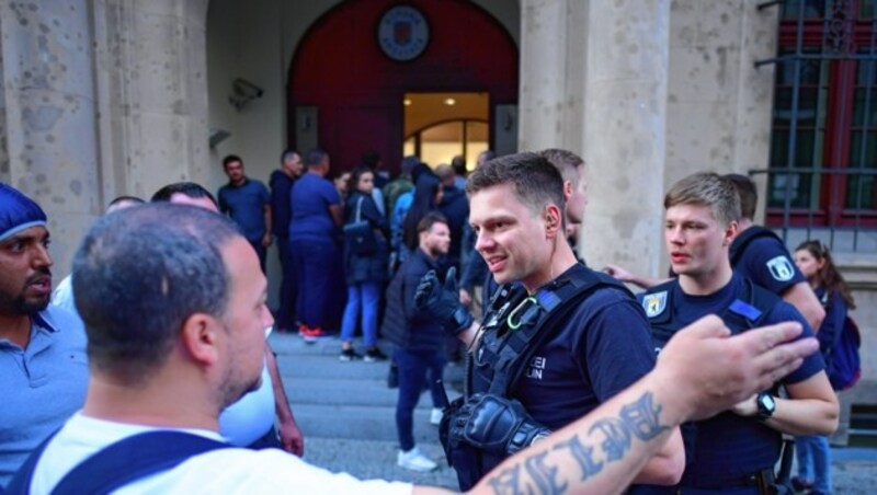 Aufgrund der gereizten Stimmung wurden zusätzliche Polizeibeamte vor die Botschaft in Berlin beordert. (Bild: EPA)