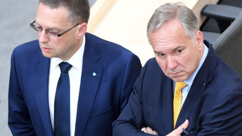 Eiszeit zwischen den Klubchefs August Wöginger (ÖVP) und Walter Rosenkranz (FPÖ) (Bild: APA/ROLAND SCHLAGER)