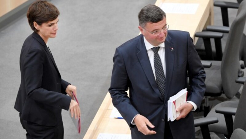 SPÖ-Chefin Pamela Rendi-Wagner und Klubobmann Jörg Leichtfried (Bild: APA/Roland Schlager)